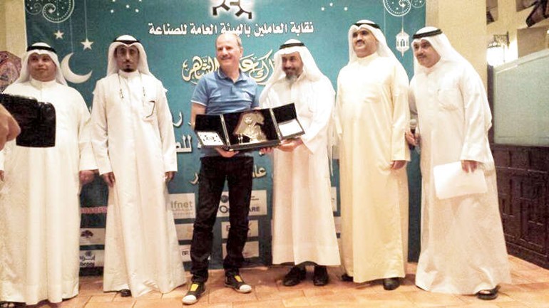  عبدالرحمن السميط واحمد الفيلكاوي خلال تكريم احدى الشركات الراعية لحفل نقابة الصناعة