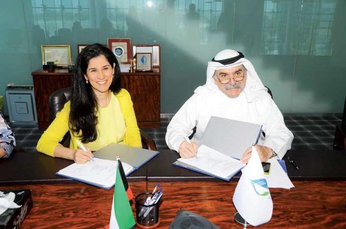 الشيخة انتصار السالم ودصباح قدومي خلال توقيع الاتفاقية 