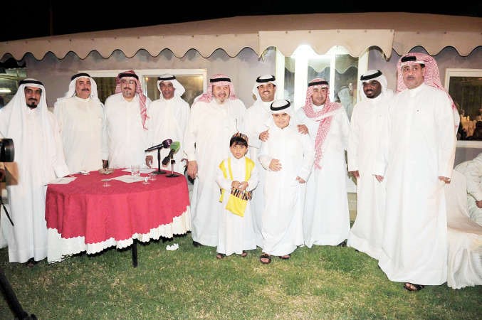 الشيخ دعيج الخليفة وفيصل القناعي يتوسطان بعض الحضور