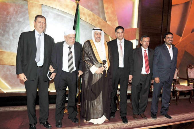 احمد عمر هاشم مهنئا الشيخ فيصل الحمودقاسم باشا
