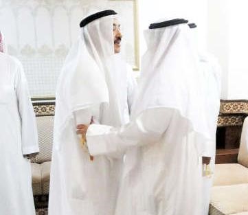 الرجيب مصافحا احد المواطنين﻿