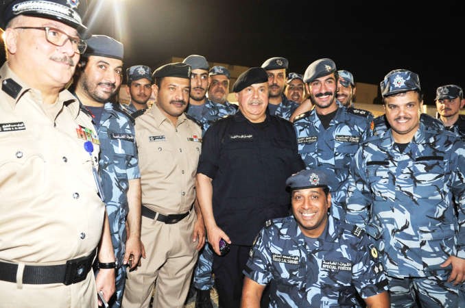 الفريق سليمان الفهد في صورة تذكارية مع ضباط وضابط صف 