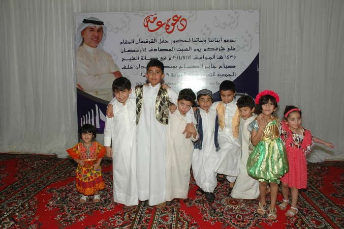  ويلتقطون صورا في الحفل
