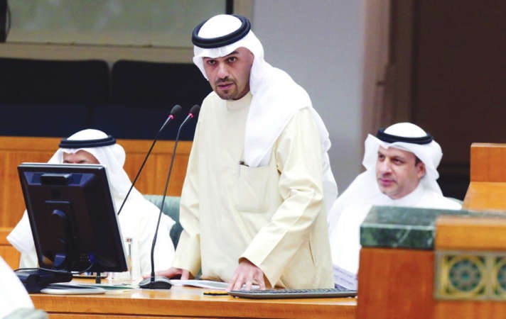 وزير المالية انس الصالح متحدثا في جلسة للبرلمان الكويتي عن العجز المتوقع في الميزانية بسبب الافراط في الصرفافپ ﻿
