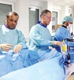  استشاري امراض القلب ورئيس وحدة قسطرة القلب في المستشفى الصدري دابراهيم الرشدان اثناء احدى عمليات القسطرة 
