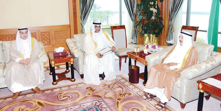 صاحب السمو الامير الشيخ صباح الاحمد لدى استقباله المستشار عبدالرحمن النمش ورياض الهاجري
