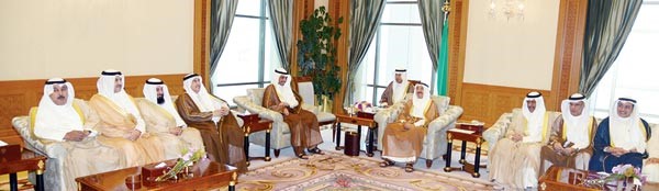 صاحب السمو الامير الشيخ صباح الاحمد خلال استقباله مرزوق الغانم وعددا من نواب مجلس الامة