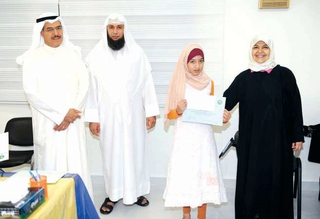 احمد الزبن ونسيبة المطوع خلال تكريم احدى الفائزات