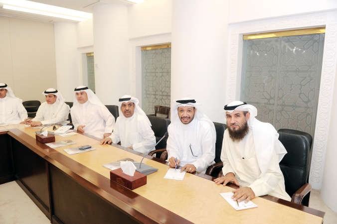 فيصل الدويسان واحمد القضيبي وعبدالله التميمي وعسكر العنزي ويبدو الامين العام علام الكندري