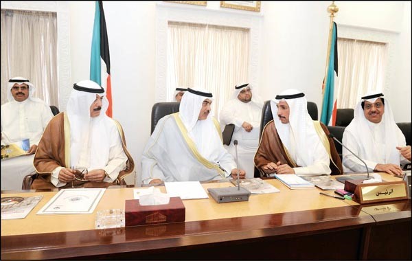 مرزوق الغانم والشيخ صباح الخالد والشيخ محمد الخالد ومبارك الخرينج خلال اجتماع السلطتين