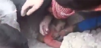 بالفيديو .. خروج رضيع فلسطيني حيًا من تحت أنقاض القصف الإسرائيلي بغزة