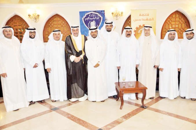 الشيخ فيصل الحمود والسفير علي الهيفي والزميل سامي النصف خلال الغبقة الرمضانية