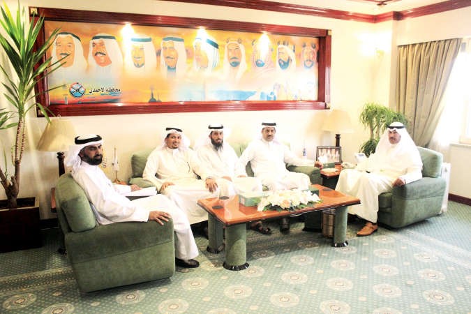  وفد تعاونية علي صباح السالم في زيارتهم لمحافظ الاحمدي الشيخ فواز الخالد