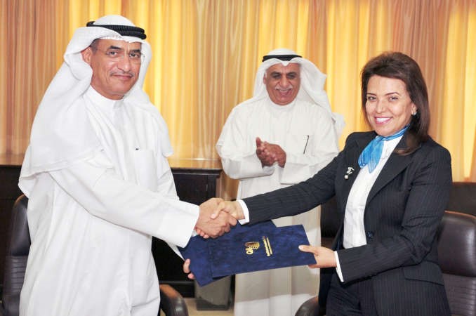 شيخة البحر وبخيت الرشيدي عقب توقيع الاتفاقية