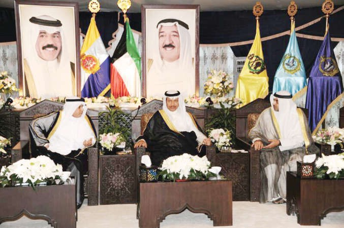 سمو رئيس مجلس الوزراء الشيخ جابر المبارك متوسطا الشيخ خالد الجراح والشيخ محمد العبدالله