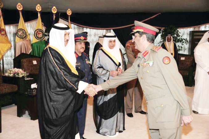 سمو رئيس مجلس الوزراء الشيخ جابر المبارك مرحبا باحد الضباط