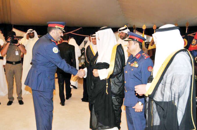 سمو رئيس مجلس الوزراء الشيخ جابر المبارك مصافحا احد الحضور