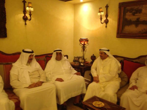 يعقوب الصانع والشيخ مبارك العبدالله مع بعض الحضور
﻿