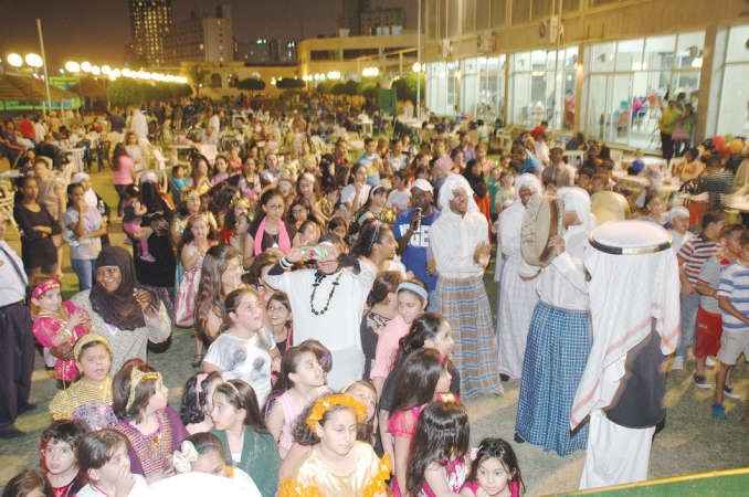 فقرة فنية شعبية وحضور كبير﻿