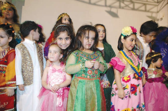 وازياء شعبية متنوعة﻿