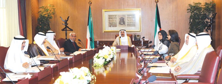صاحب السمو الامير الشيخ صباح الاحمد مترئسا اجتماع مؤسسة الكويت للتقدم العلمي