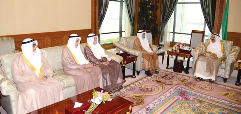 صاحب السمو الامير خلال لقائه رئيس واعضاء اللجنة الاستشارية العليا للعمل على استكمال تطبيق احكام الشريعة الاسلامية