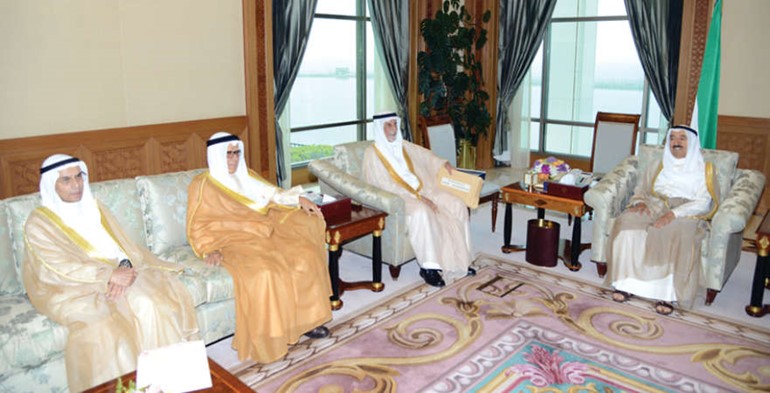 صاحب السمو الامير الشيخ صباح الاحمد مستقبلا عبدالعزيز الغنام وفهد المعجل ومعبدالرحمن الغنيم