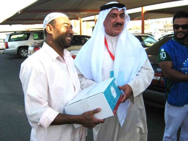 الفريق مفهد الامير خلال توزيع احدى الوجبات ﻿