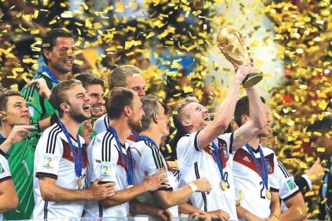 فرحة نجوم المانشافت برفع كاس العالم الرابعةافپ