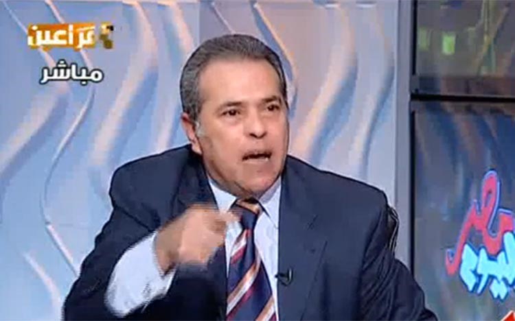 بالفيديو.. تلفزيون إسرائيل يحتفي بعكاشة بعد خلعه حذائه على الهواء ورفعه لداعمي «حماس»