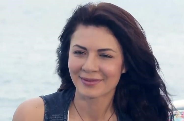 بالفيديو.. نجلاء بدر تتخلى عن أنوثتها بوصلة من السباب لرامز في «قرش البحر»