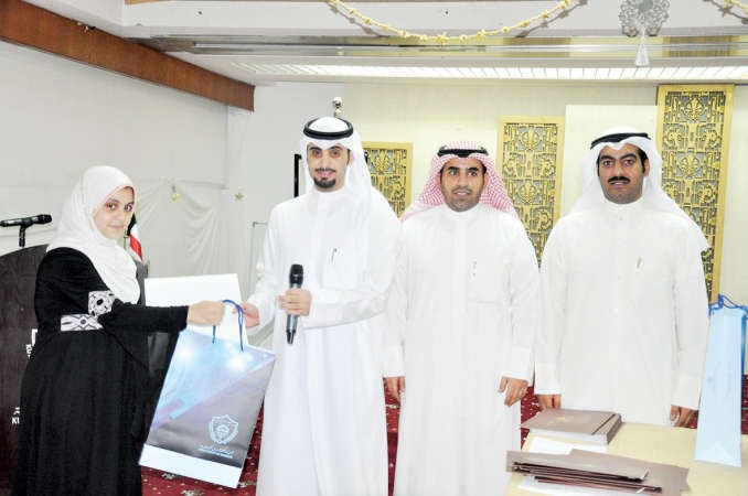 م محمد السبيعي مكرما الفائزة بالمرتبة الاولى﻿
