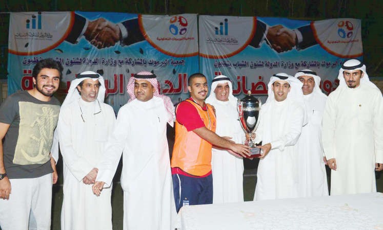 تسليم الكاس للفريق الفائز في البطولة﻿