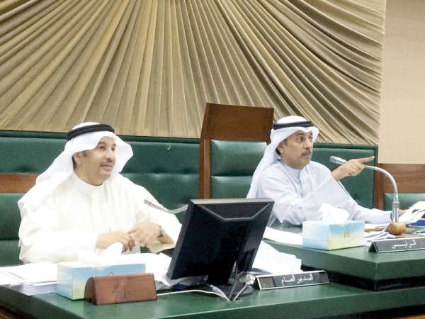 مهلهل الخالد مترئسا الجلسة ويبدو وليد الجاسم