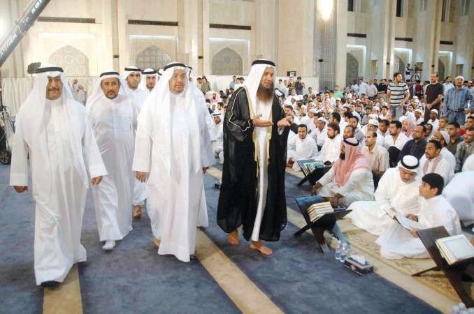 ومع الشيخ فهد الجابر ودعادل الفلاح ومطلق الجراوي خلال جولة في المساجد