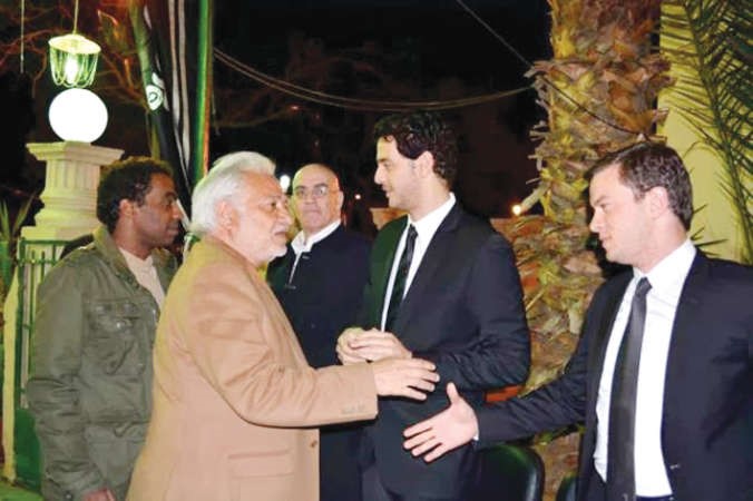 ابو النجا اثناء عزاء والدته﻿