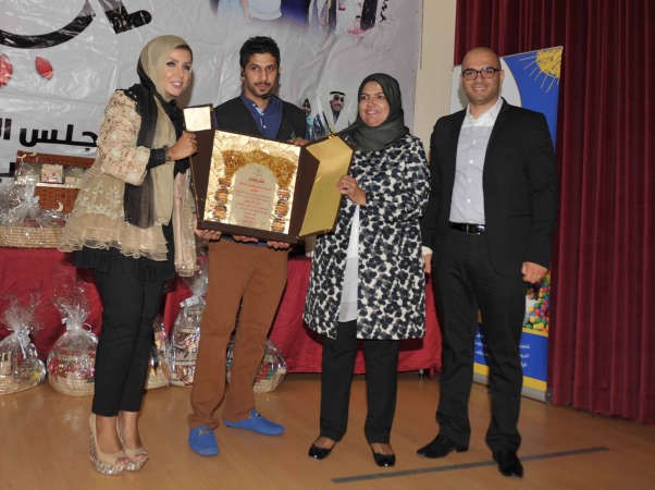 شريفة الغانم تكرم عائشة السالم خلال الحفل بحضور رعد ضاهر وفراس السلمان