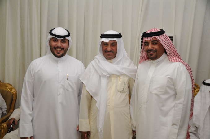 محمد طنا يتوسط المهنئين
