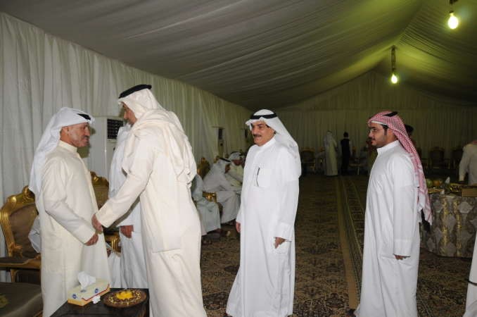  طنا خلال استقباله الحضور
