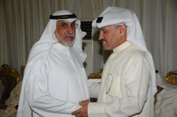 طنا خلال استقباله احد ابناء الدائرة
