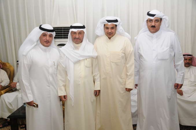 محمد طنا متوسطا بعض الحضور
