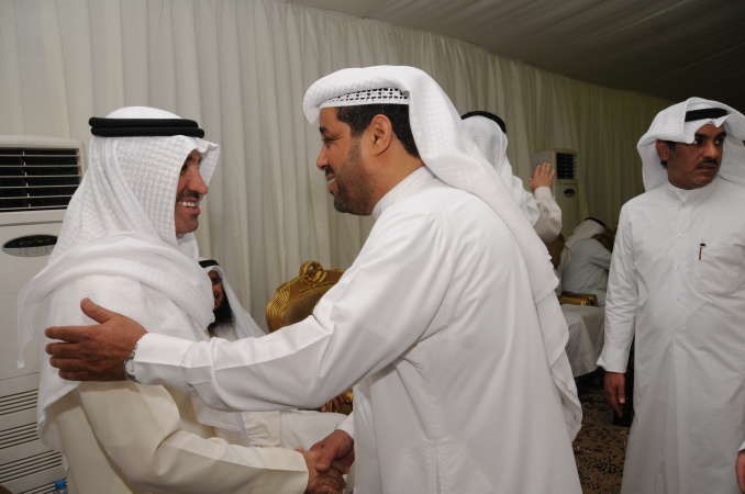 طنا يستقبل احد المهنئين
