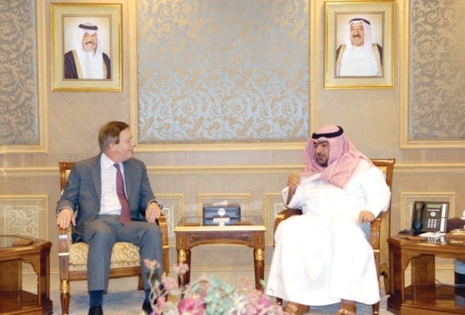  الشيخ ثامر العلي خلال لقائه السفير البريطاني