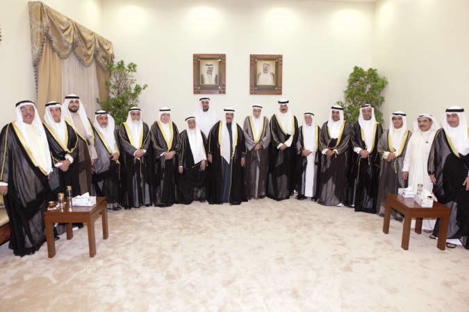 سمو الشيخ ناصر المحمد والشيخ محمد الخالد مع اعضاء اللجنة العليا لاستكمال تطبيق احكام الشريعة﻿
