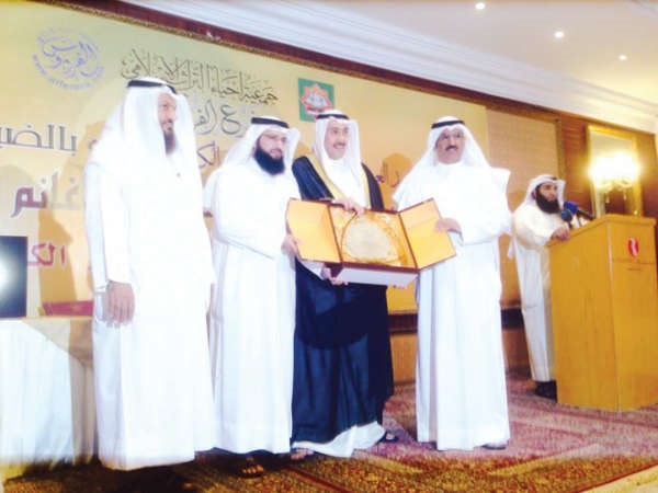 سعود المطيري مكرما الشيخ فيصل الحمود بحضور محمد هايف