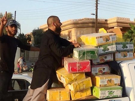 بالصور.. داعش الموصل يعلنها: لا سجائر ولا معسل