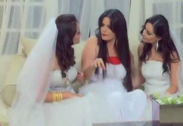 بالفيديو.. سما المصري تخلع حذاءها وتضرب فريق عمل 