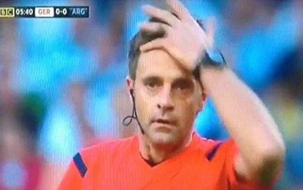 بالفيديو .. حكم نهائي المونديال يصفف شعره باستخدام شاشة الملعب!