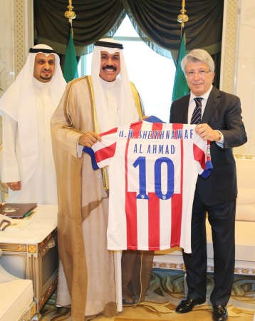 سمو ولي العهد يتلقى القميص الرسمي لنادي اتلتيكو مدريد من رئيس النادي ﻿