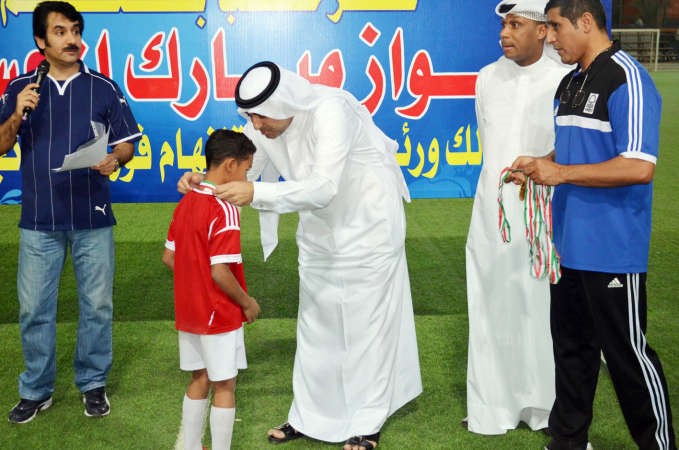 الحساوي يقلد اللاعبين الميداليات والى جانبه المدرب علي خليل﻿